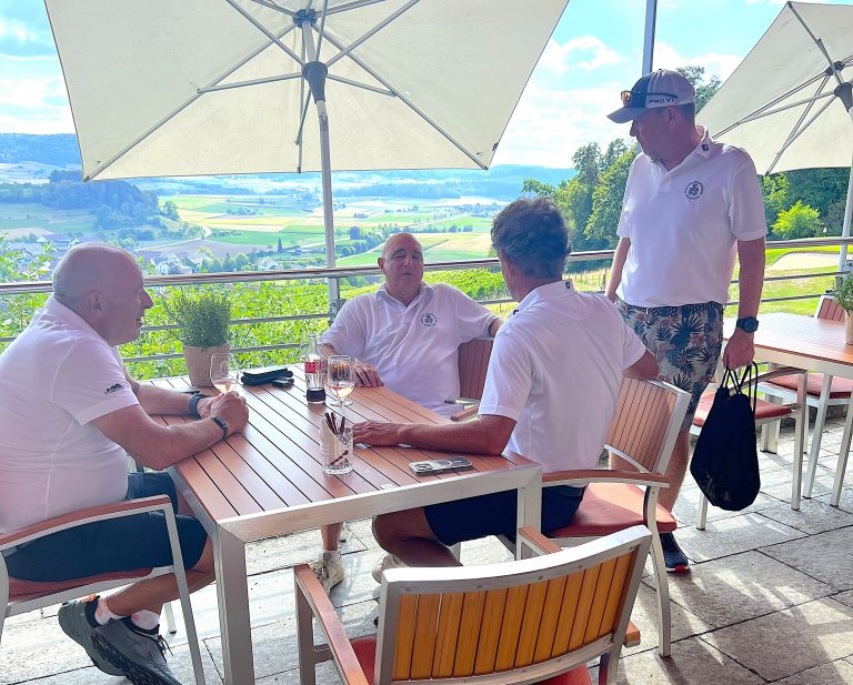 Volle Konzentration am Tisch 1